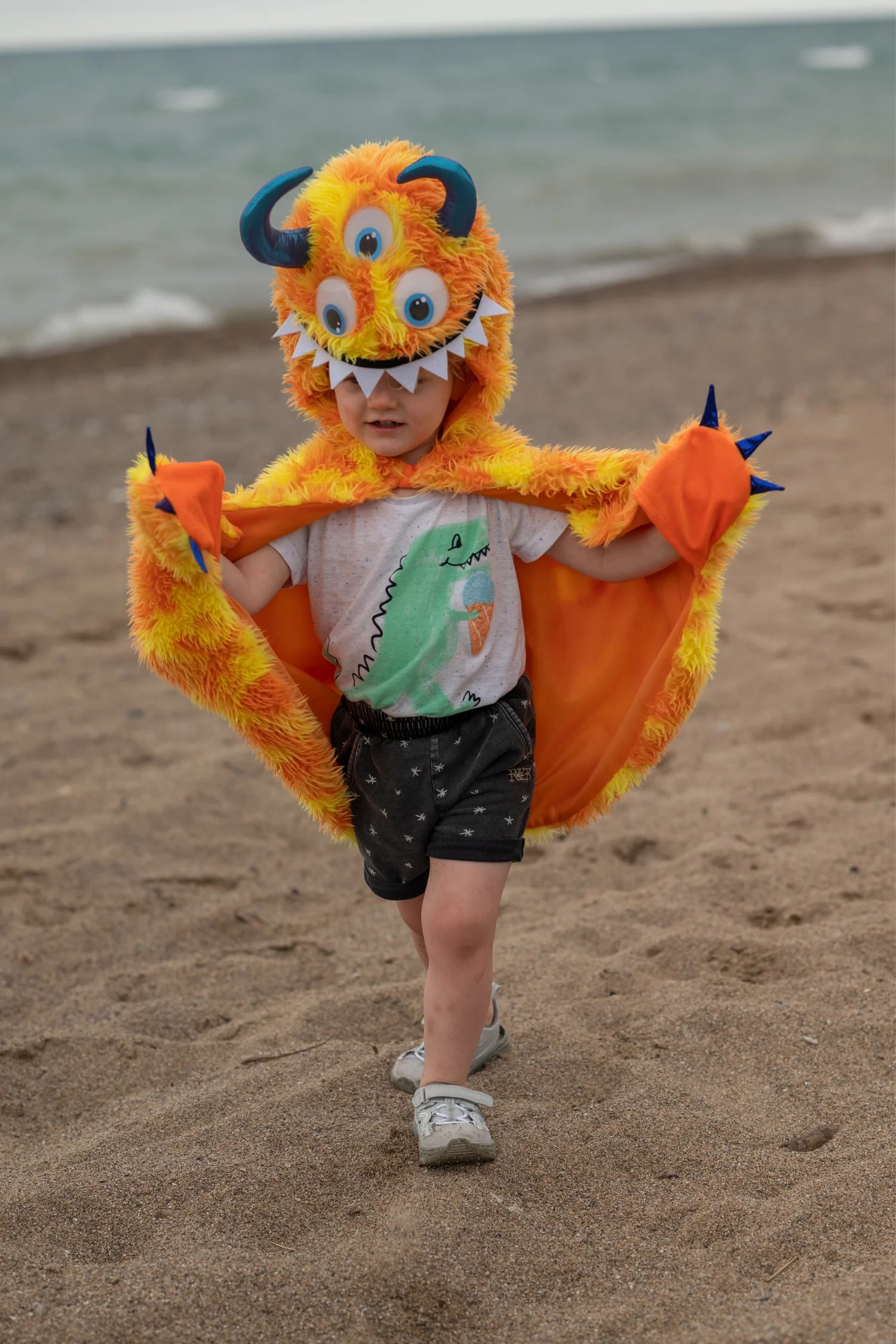 Giggle the Monster Cape, Sizde 4/6